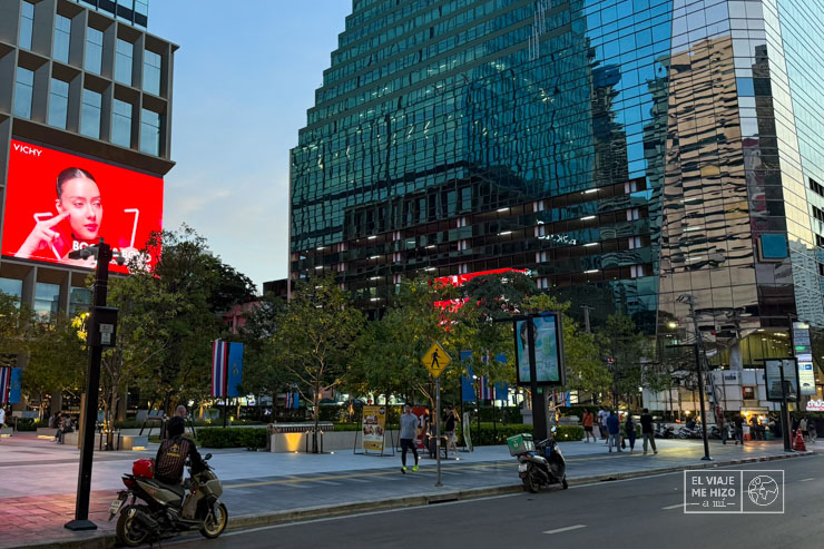 Distrito financiero de Bangkok al anochecer