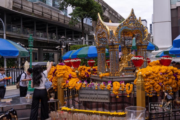 Erawan Shrine, un templo totalmente rodeado de rascacielos en Bangkok