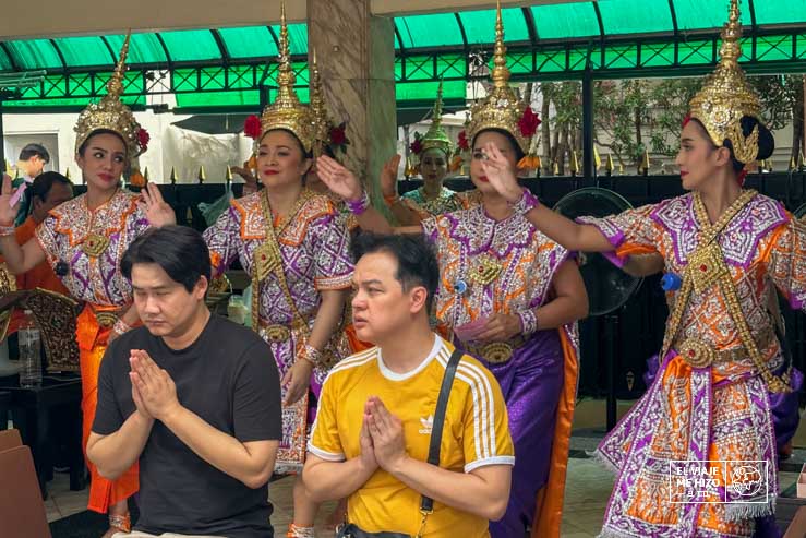 Ritual de danza y rezo del Erawan Shrine