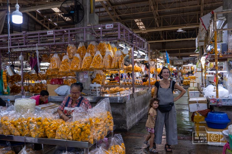 Gloria posa delante de un puesto de flores del Flower Market de Bangkok