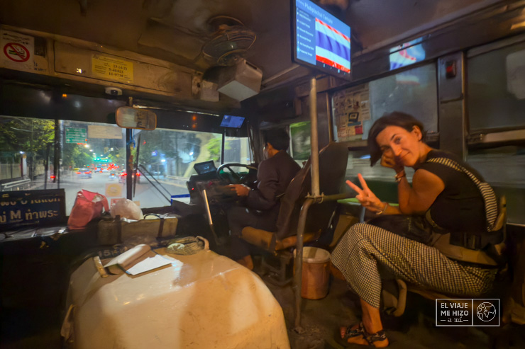 Gloria volviendo a casa en un autobús de Bangkok