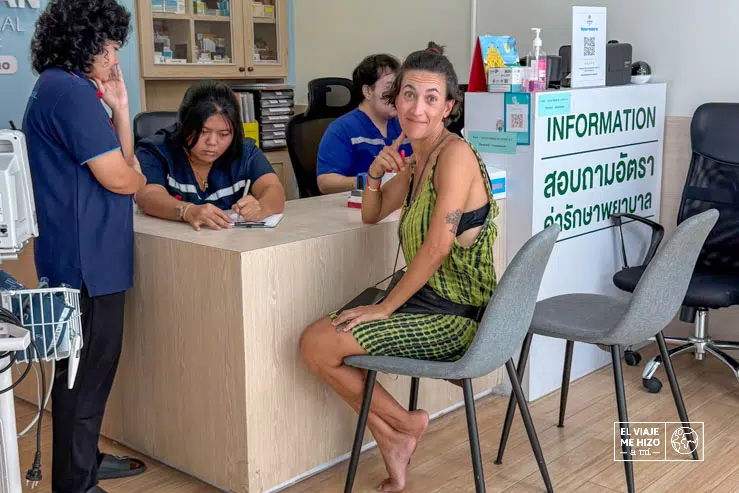 Gloria en un centro Médico de Koh Tao