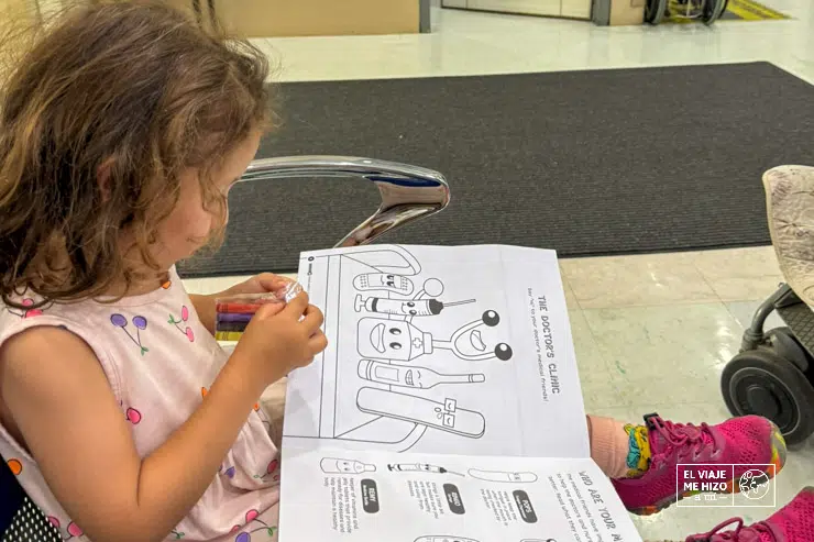 Nuestra hija esperando con las pinturas que le dieron en el hospital de Malasia