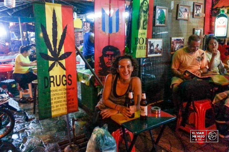 Bebiendo cerveza a tope en Khao San Road