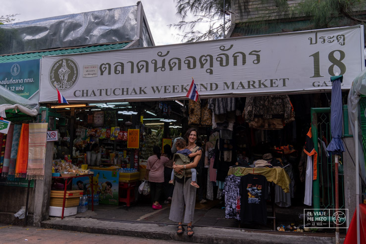 En una de las entradas del Mercado de Chatuchak que se celebra cada fin de semanda en Bangkok