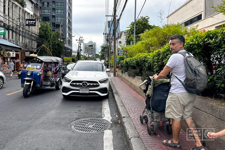 Jose paseando por Sathorn con el carrito de bebé