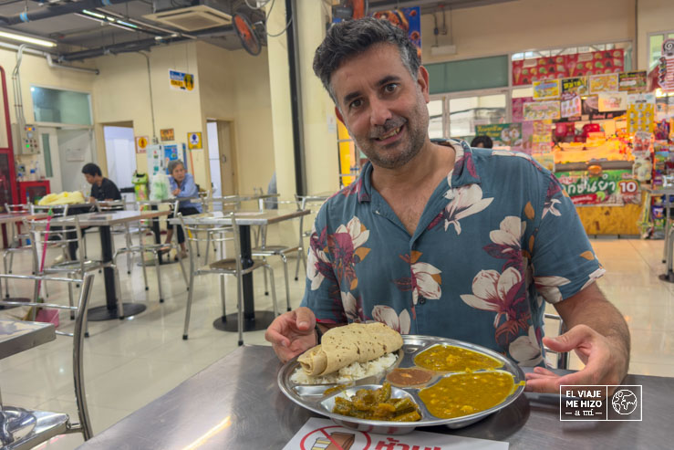 Jose comiendo un daal en el Phahurat Market