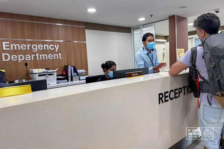 Jose en la recepción del hospital privado de Georgetown donde usamos el seguro de viaje a Malasia