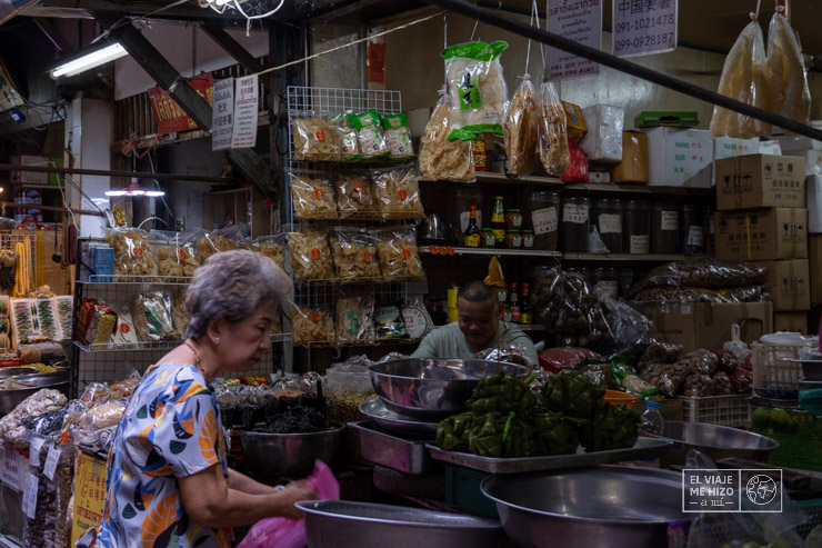 Una vendedora del Sampeng Lane Market