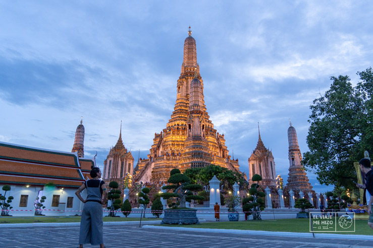 Gloria mirando hacia el Wat Arun al atardecer