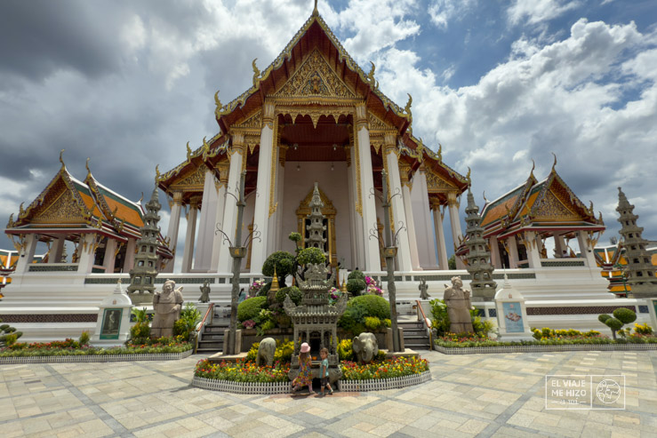 Entrada al Wat Suthat uno de los mejores templos de Bangkok