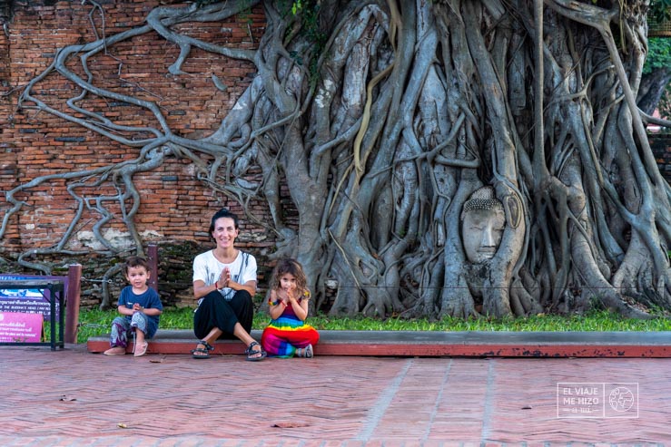 Cabeza de Buda envuelta por las raíces de un árbol del templo Wat Mahathat de Ayutthaya