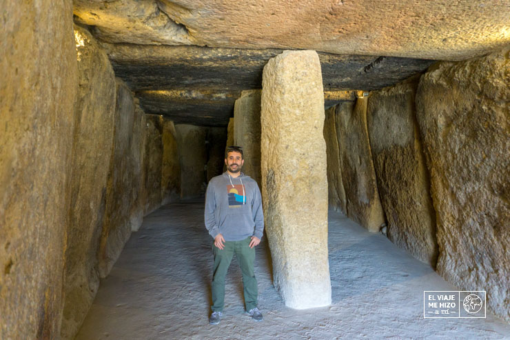 Jose en el interior de un dolmen en Antequera