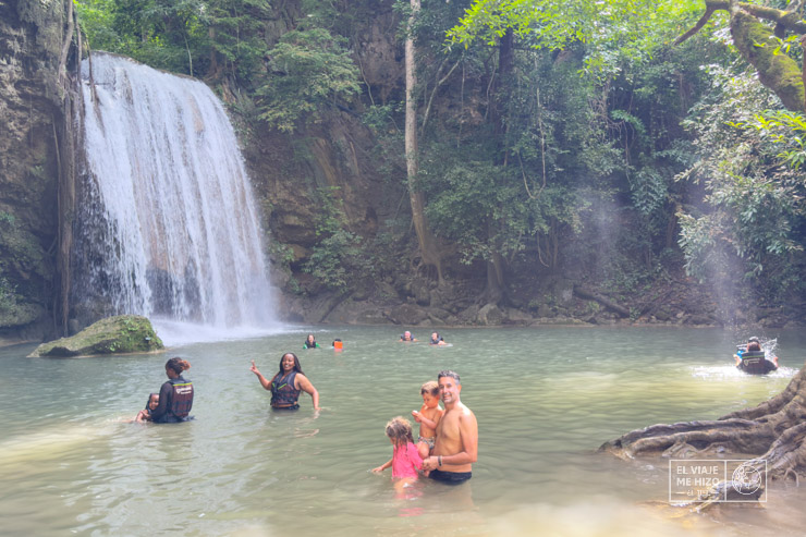 Jose bañándose con las niñas en Erawan