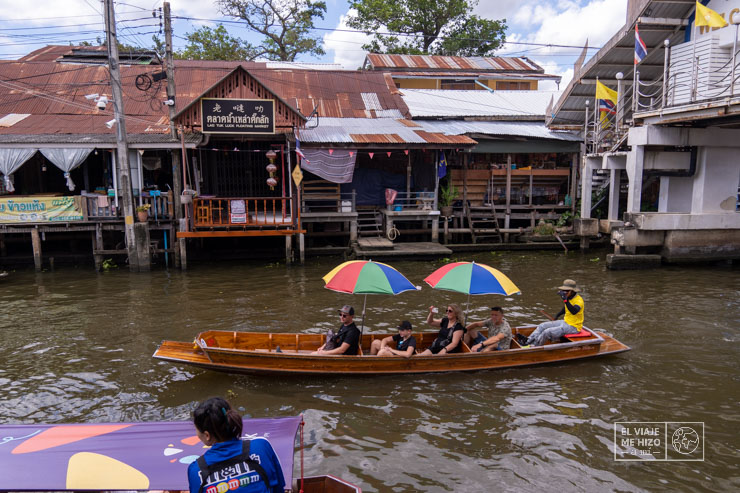 Barca con turistas en el Mercado flotante de Damnoen Saduak