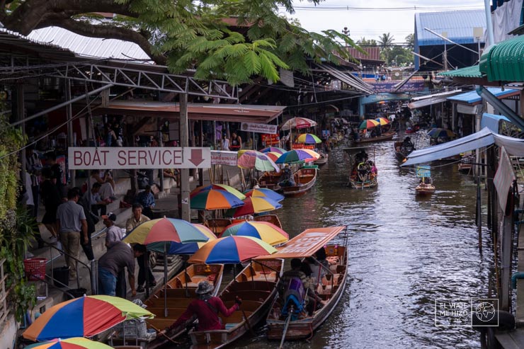 Mercado flotante de Damnoen Saduak en los alrededores de Bangkok