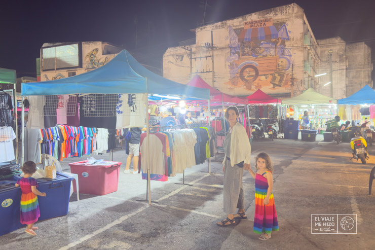 Gloria y Candela en el Mercado nocturno de Kanchanaburi