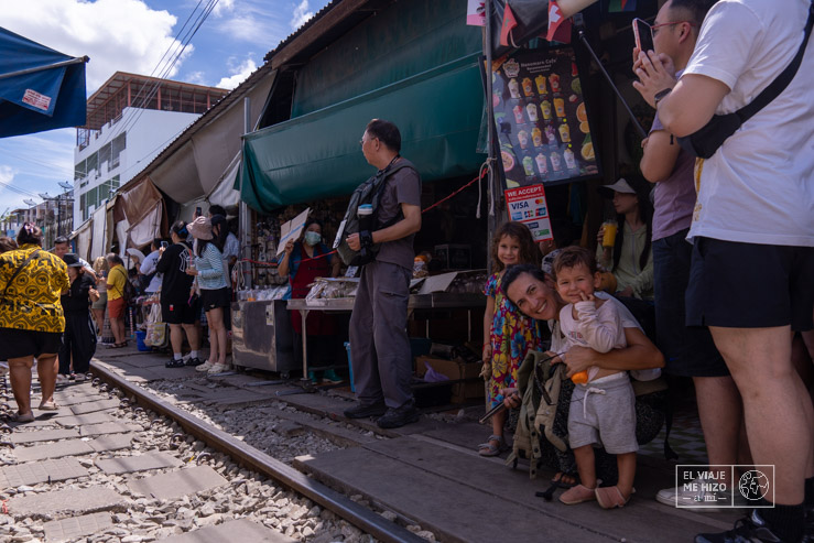 Esperando el tren en el Mercado vías tren de Mae Klong
