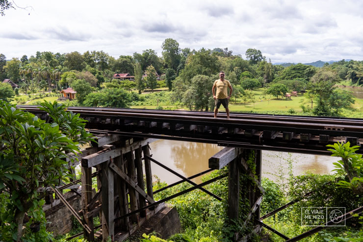 Jose en la vía del tren de la muerte