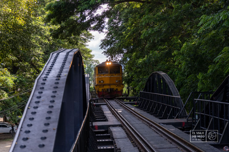 El tren cruzando el puente sobre el río Kway