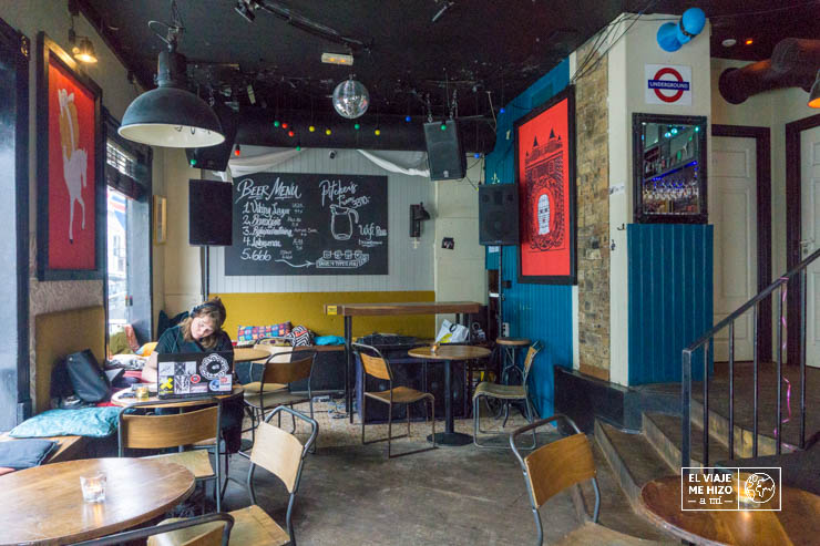 Interior de un bar en la calle Laugavegur de Reikiavik