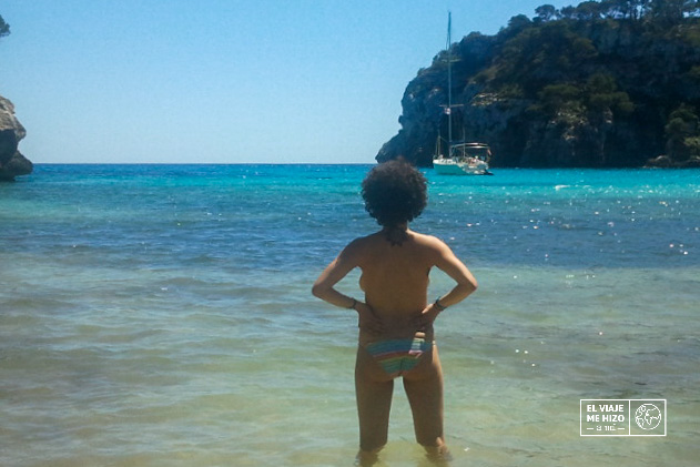 Gloria posando en Cala Macarella de Menorca