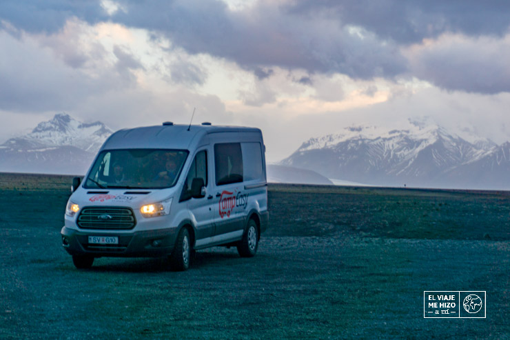 En nuestra furgoneta pensando en los consejos para conducir por Islandia