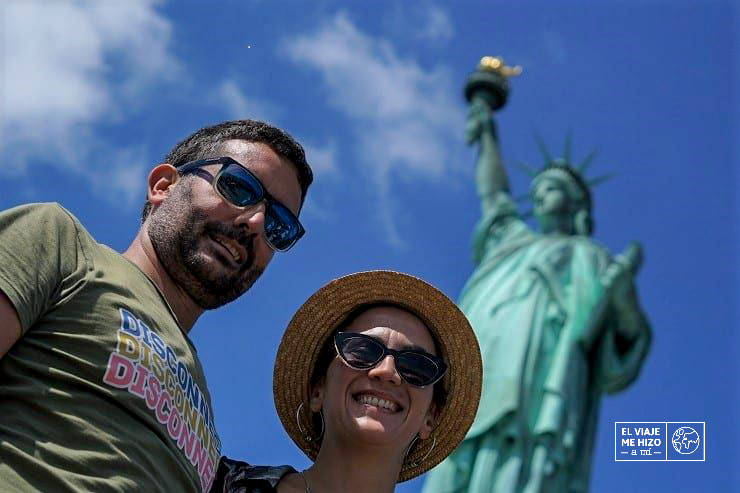 Posando en la Estatua de la Libertad