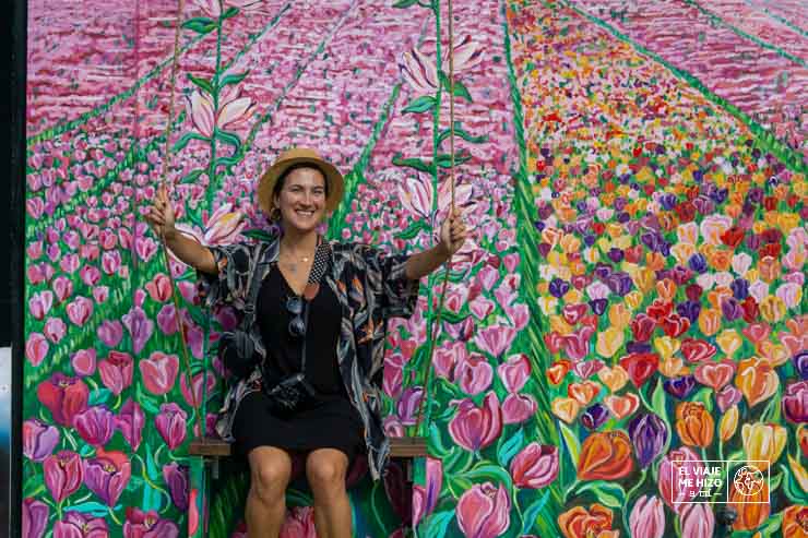 Gloria feliz, viajando por Estados Unidos con seguro de viaje