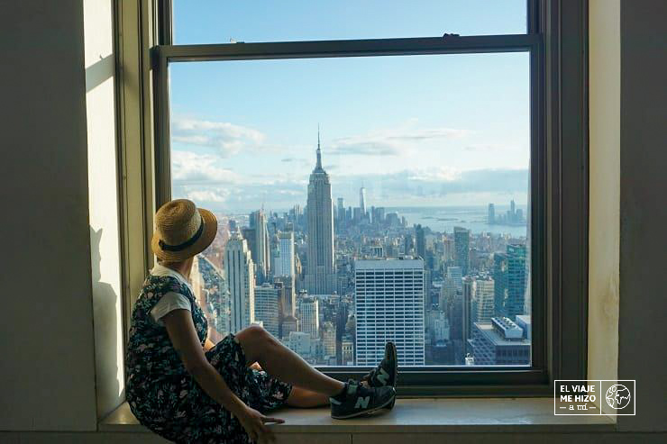 Gloria pensando qué ver en Nueva York