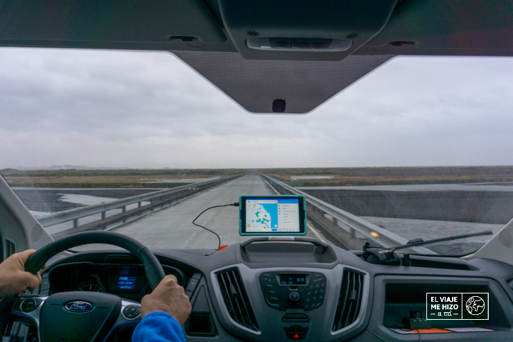 Puente estrecho en Islandia