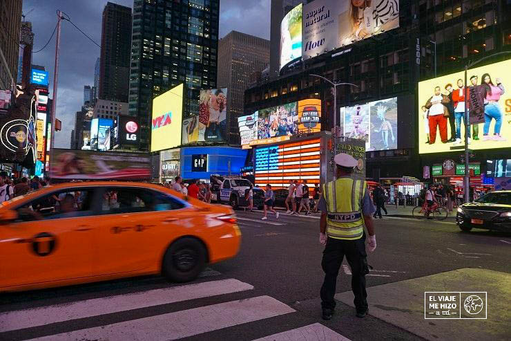 Times Square en Nueva York de noche