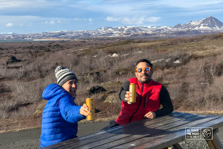 Jose y Gloria bebiendo cerveza en Islandia