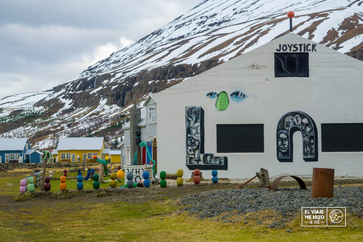 Un colegio en un pueblo de Islandia