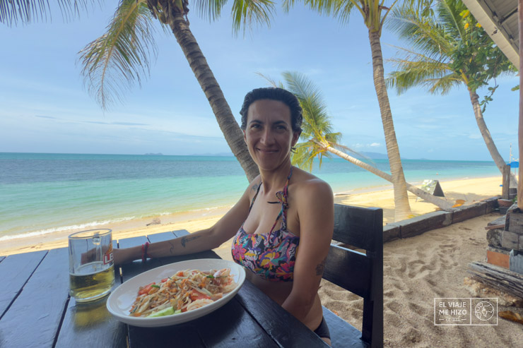 Comiendo rico en una playa de Koh Samui