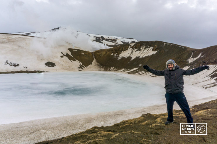 Jose disfrutando de las curiosidades de Islandia