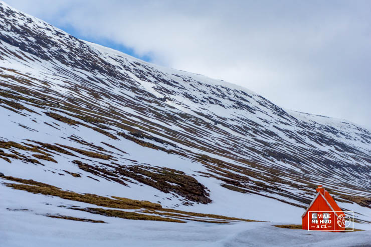 Casita naranja de Islandia en Invierno