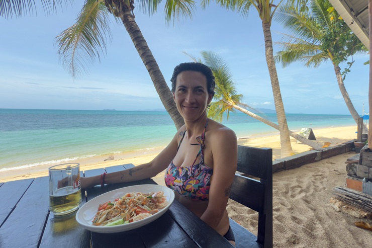 Gloria pensando en la playa qué hacer en Koh Samui