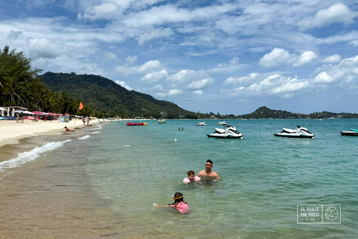 Dándonos un baño en Lamai Beach