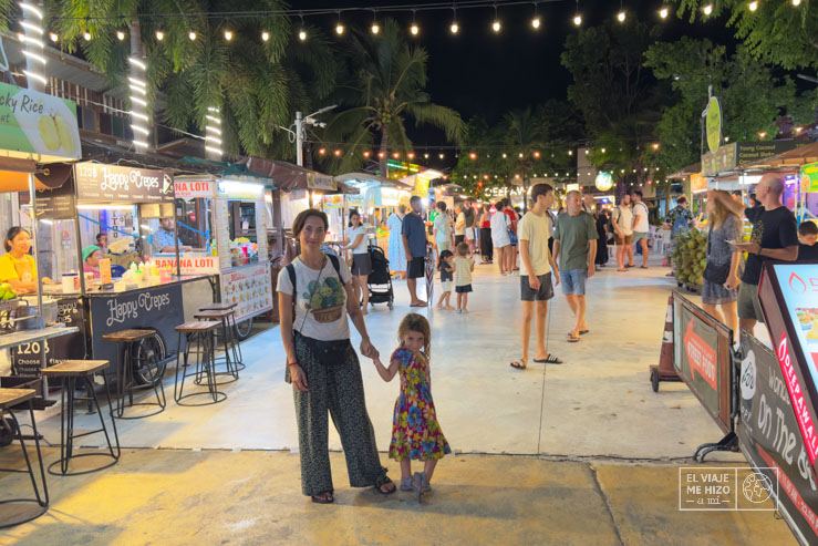 Gloria y Candela en el Mercado nocturno en Koh Samui