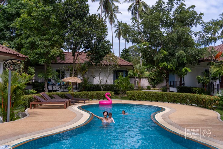 Piscina de nuestro alojamiento cerca de Mae Nam Beach