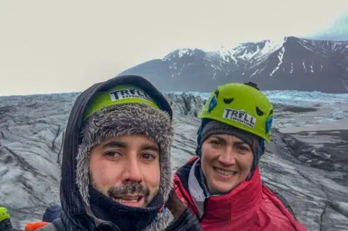 trekking por un glaciar en Islandia