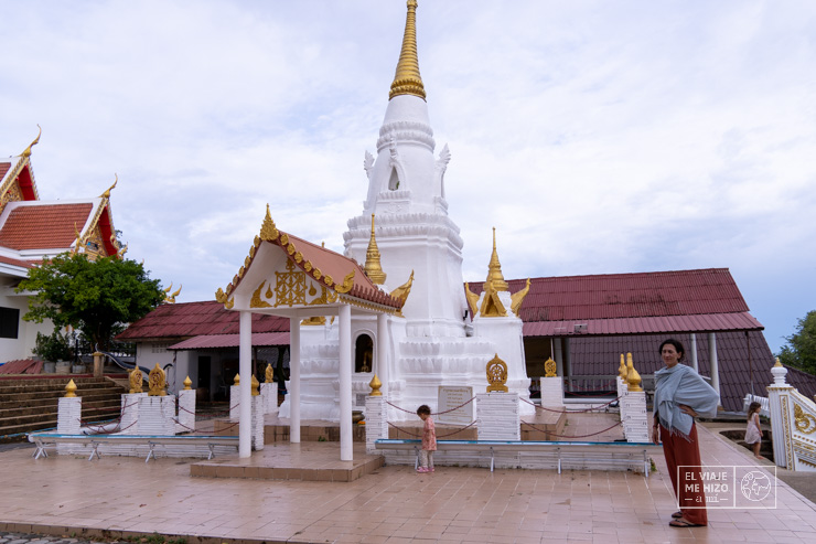 Estupa blanca torcida en el Wat Ratchathammaram de Koh Samui