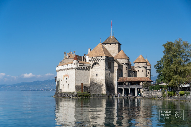 Vista del Castillo de Chillón y el lago
