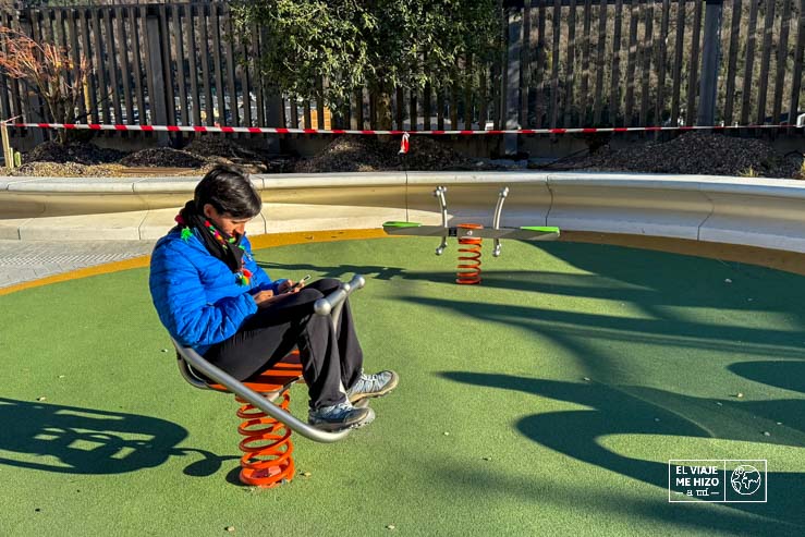Usando el móvil en un parque en Andorra