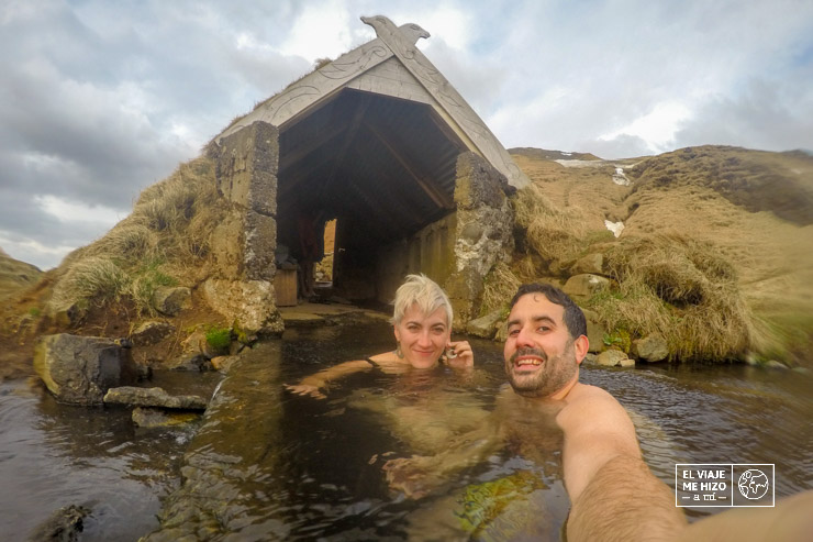 Bañándonos en la piscina natural de Hrunalaug del Círculo Dorado