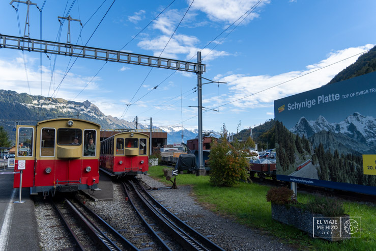 Tren de época en la estación del Schynige Platte