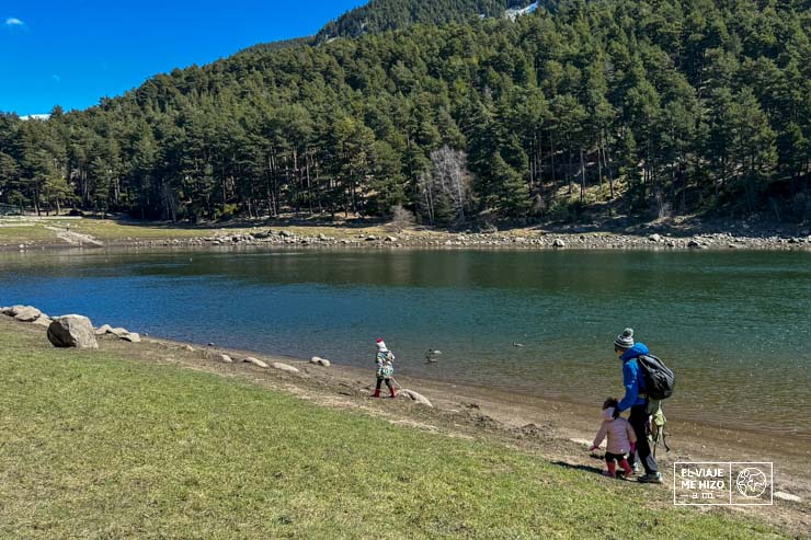Haciendo una ruta de senderismo señalizada en Andorra