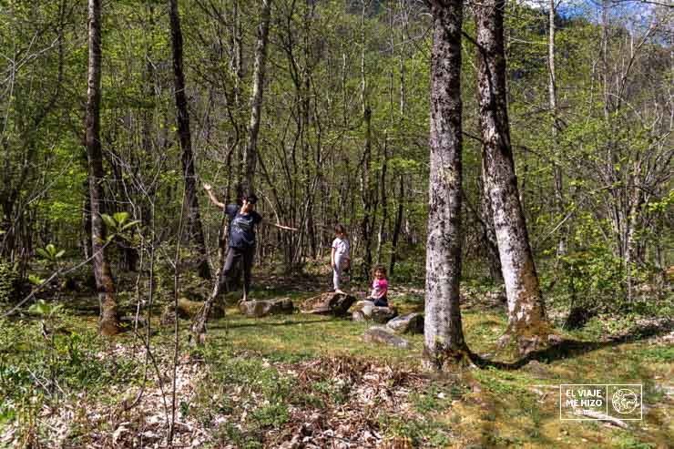 Caminando descalzas en el sentiero sensoriale de Prato Sornico