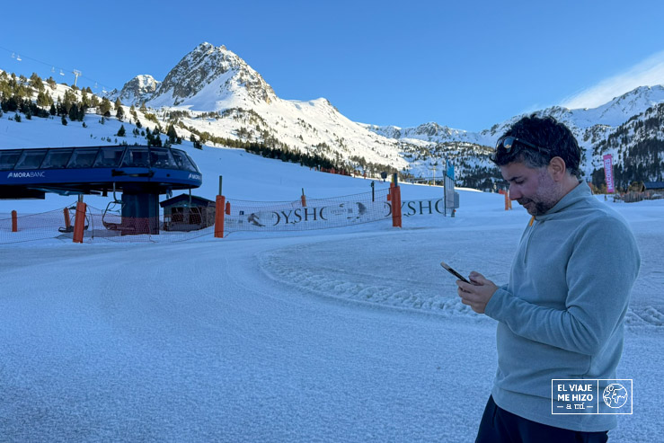 Jose usando internet en Andorra esquiando